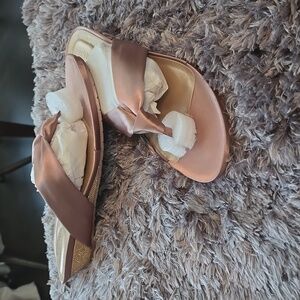 Elegant Reaction Kenneth Cole Thong sandles